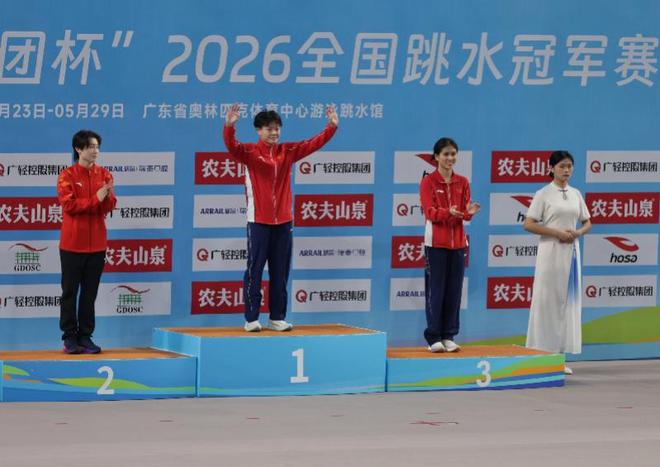 墨西哥看世界杯遭持枪抢劫中国男子已平安回国，当事人：飞机落地时听到《故乡的云》我们眼泪都出来了，祖国就是我们最强大的靠山