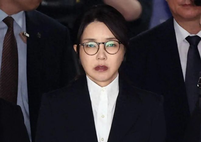 真离谱啊!华为三折叠被骂上天,苹果一出折叠屏,中文互联网竟然对折叠屏的评价逆转了!