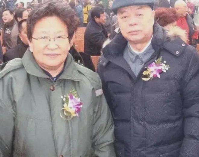 詹姆斯壁画亮相费城！76人球迷欢迎他加盟：各种形象出现在街头