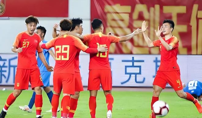 直击齐鲁超赛枣庄队主场:绿茵鏖战 唢呐助威