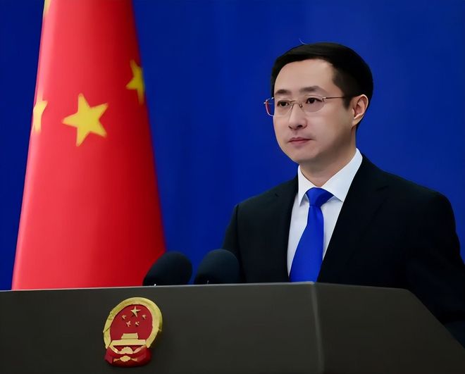 举杯美加墨·人物丨美加墨世界杯上第一位登场的中国人，出现了！
