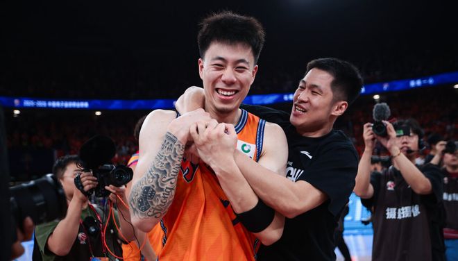 又出一位门神！沙特门将奥韦斯单场9次扑救，比沃齐尼亚还多