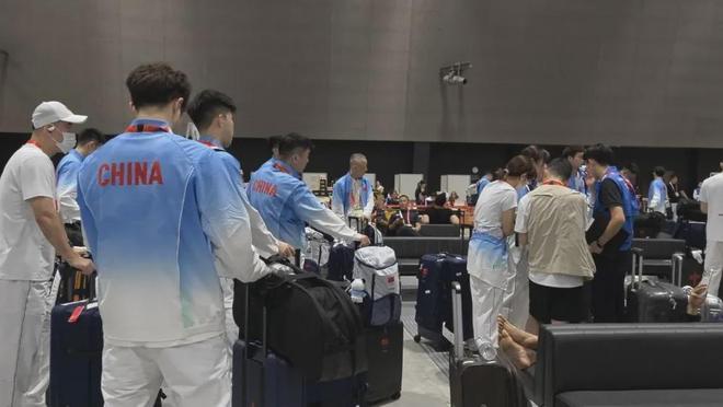 国米按兵不动,前锋市场疯涨却无人接盘,背后藏着一笔意外收入