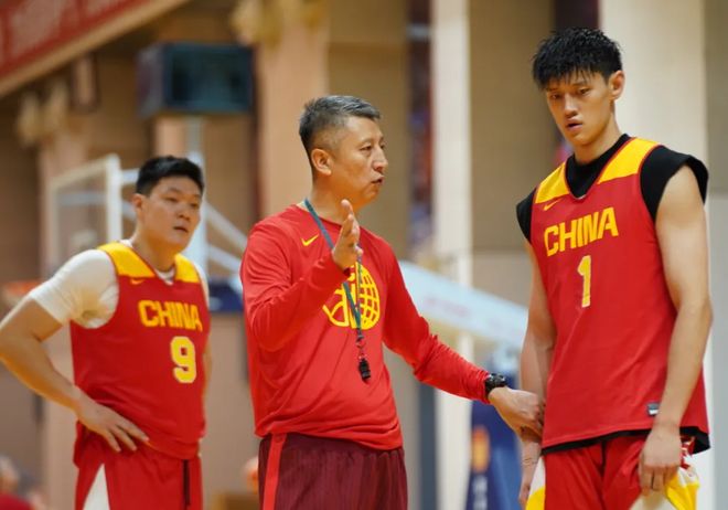 尴尬!巴西男球迷看台上紧盯女伴胸部看 被转播镜头拍到后生无可恋