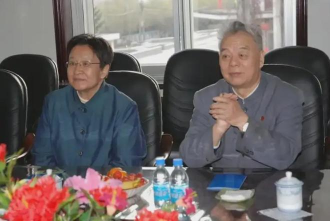 詹姆斯壁画亮相费城！76人球迷欢迎他加盟：各种形象出现在街头