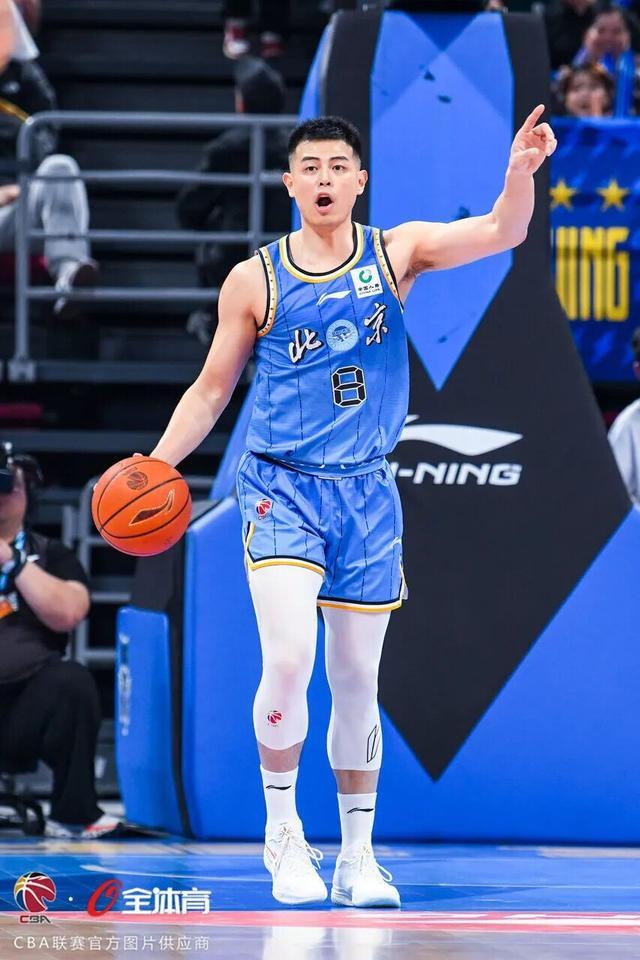 续约，尼克斯队乔丹·克拉克森在夺得NBA总冠军后决定留队