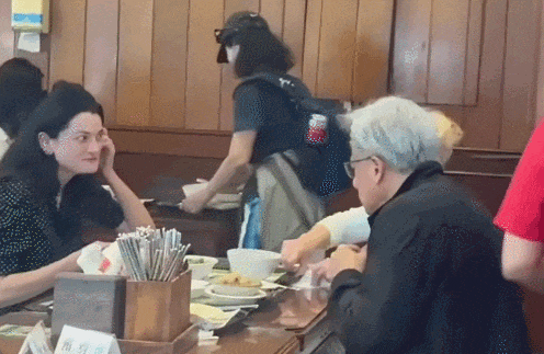 记者：詹姆斯一直以来都有意和字母哥并肩作战